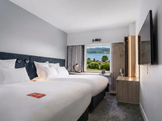 غرفة بسريرين مزدوجين بإطلالة على البحيرة، IBIS ROTORUA 4/10