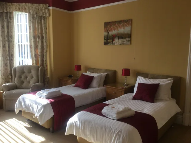 Room, Twin Beds, Bath and Shower، Glenora Guest House 2/4