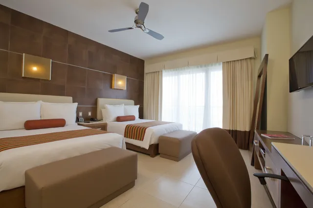 Krazy King or double bed Non Refundable, Krystal Urban Cancun 8/10