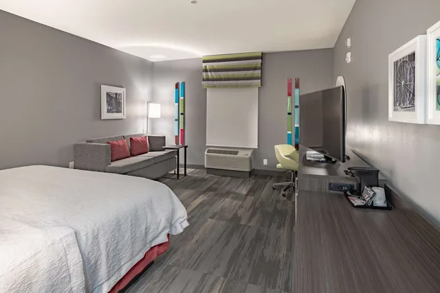 غرفة بسرير كينج مع أريكة لذوي الإعاقة، Hampton Inn And Suites Dallas/Plano Central 1/2