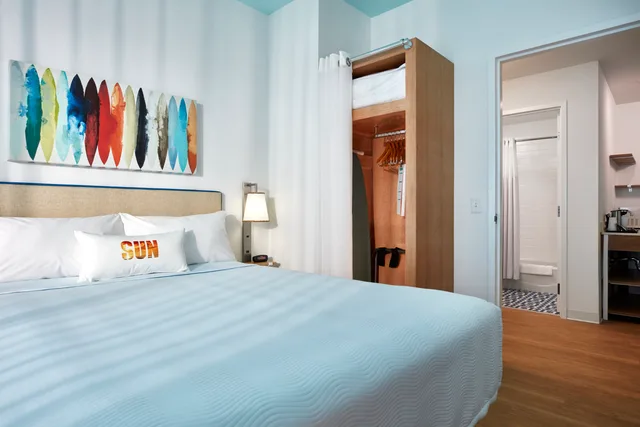 جناح بإطلالة على المسبح بغرفتي نوم، Universal's Endless Summer Resort - Surfside Inn and Suites 3/5