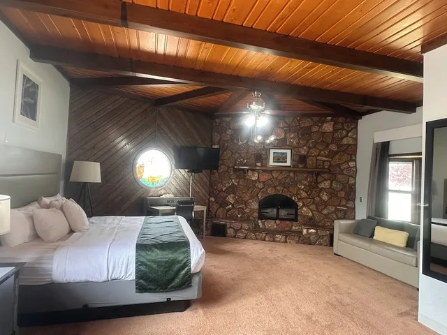 جناح بسرير كينج مع أريكة، Pictured Rocks Inn & Suites 4/9