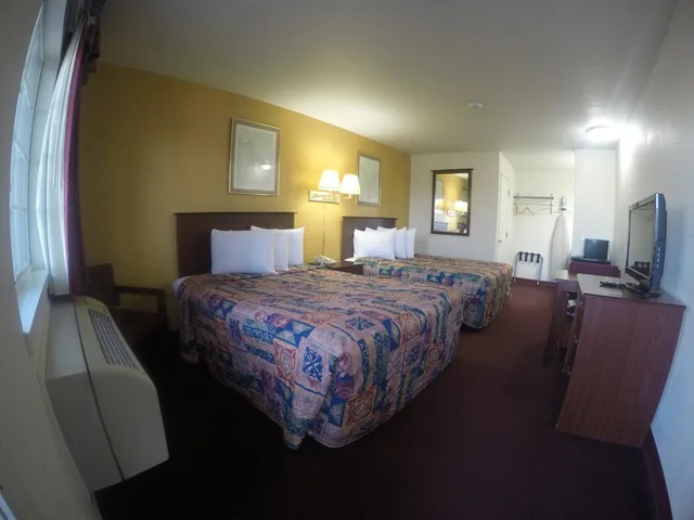 غرفة بسريرين مزدوجين، Rodeway Inn Goddard KS 1/2