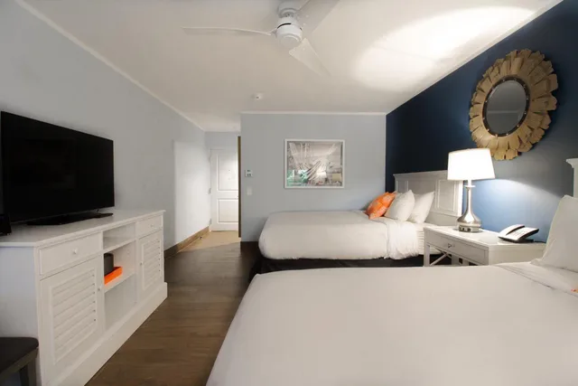 Ocean, 2 Queen Beds, Marina View, Balcony, Banana Bay Resort and Marina 2/4