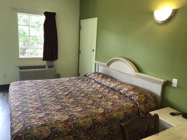 غرفة قياسية بسرير كينج للمدخنين، Weston Inn Suites 1/4