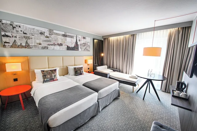 غرفة قياسية بسريرين منفصلين مع سرير إضافي، Holiday Inn Luebeck 3/6