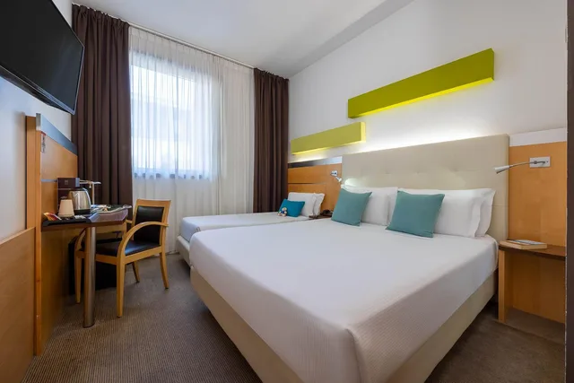 غرفة ثلاثية بسرير مزدوج وسرير فردي، Ih Hotels Milano Gioia 2/5