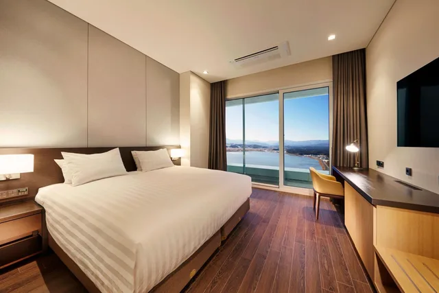 Deluxe, Double Bed, Lake View, Pool Access، SkyBay Hotel Gyeongpo 2/7