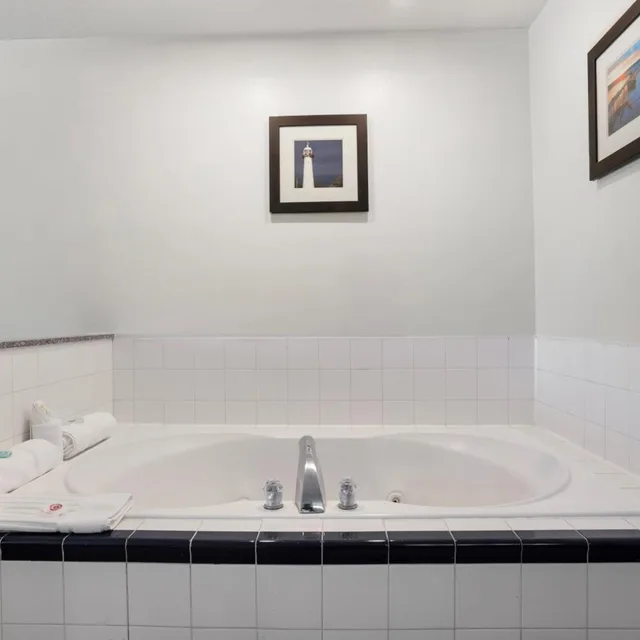 جناح مفردة بسرير كينج مع أريكة بحوض جاكوزي بحوض استحمام، Comfort Inn and Suites Crystal Inn Sportsplex 8/10