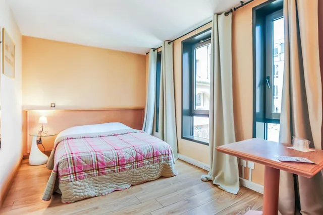 غرفة قياسية بسريرين منفصلين، Hotel Du Theatre 1/5