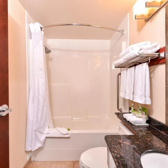 جناح بسرير كينج بجاكوزي، Holiday Inn Express And Suites Edmonton North 4/5