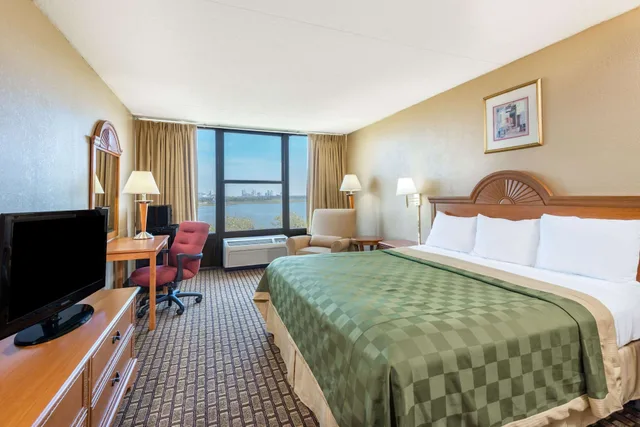 Room, King Bed, Jetted Tub, Exterior Entrance، Ramada By Wyndham West Atlantic City 3/5
