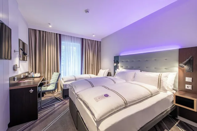 غرفة قياسية ثلاثية بسرير مزدوج وسرير فردي، Premier Inn Munchen City Schwabing Hotel 4/8