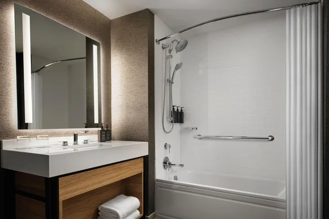 غرفة ديلوكس بسرير كينج، Sheraton Erie Bayfront Hotel 5/7