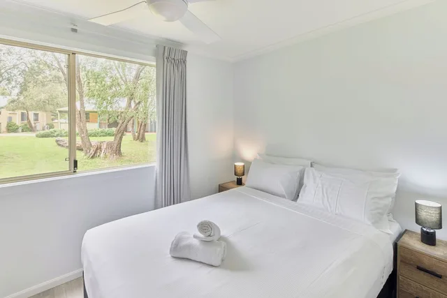 كابينة بسرير كوين وسرير بطابقين بغرفة نوم واحدة، RAC Busselton Holiday Park 1/8