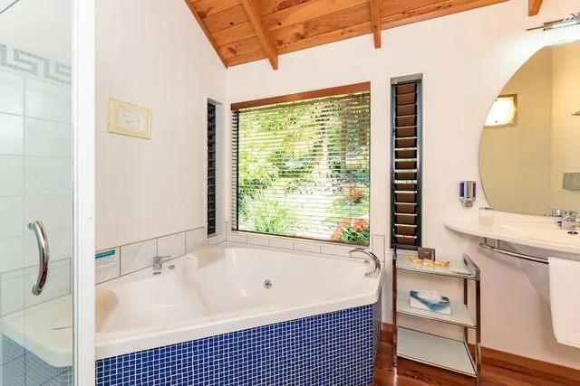 Tree Top, Studio, King Bed, Hot Tub، Abri Apartments 6/10