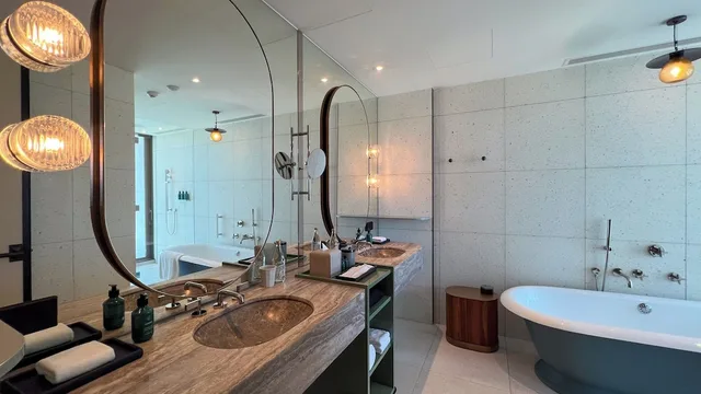 جناح بريميير بسرير كينج بإطلالة على البحر، New World Hoiana Beach Resort 5/7