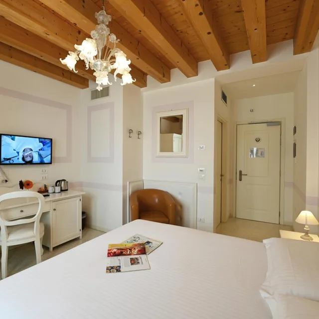 Room, Double or Twin Bed, Pool Access، Villa Patriarca 5/10