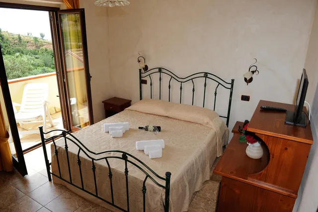 غرفة بسرير مزدوج بإطلالة على البحر، Hotel La Cometa 3/6