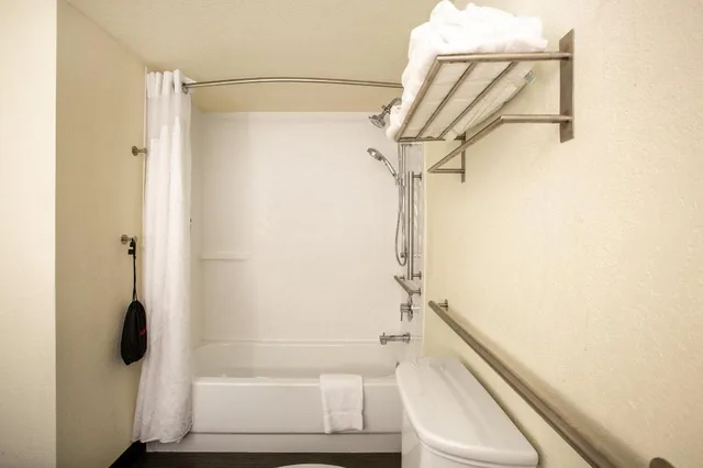 غرفة قياسية بسريرين كوين بحوض استحمام لذوي الإعاقة، Holiday Inn Morgantown Reading Area 6/6