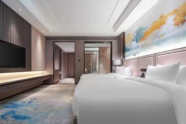 غرفة بسريرين منفصلين بإطلالة على البحيرة، Ramada Plaza by Wyndham Hezhou North 2/2