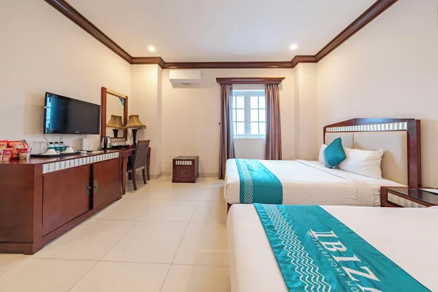 غرفة سوبيريور ثلاثية بسرير كوين وسرير فردي بإطلالة على المدينة، Ibiza Riverfront Hotel Da Nang 3/4