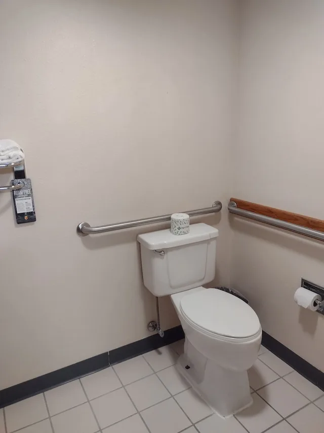 غرفة بسريرين كوين لذوي الإعاقة، Super 8 by Wyndham Monroe WI 6/6