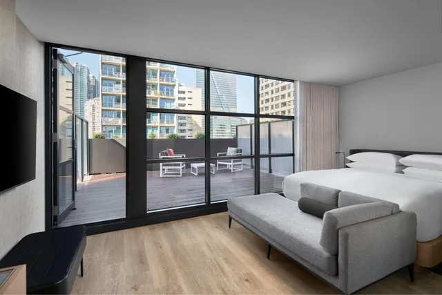 Courtyard, Guest Room, Premium, King Bed, Terrace، Courtyard by Marriott Melbourne Flagstaff Gardens 1/3