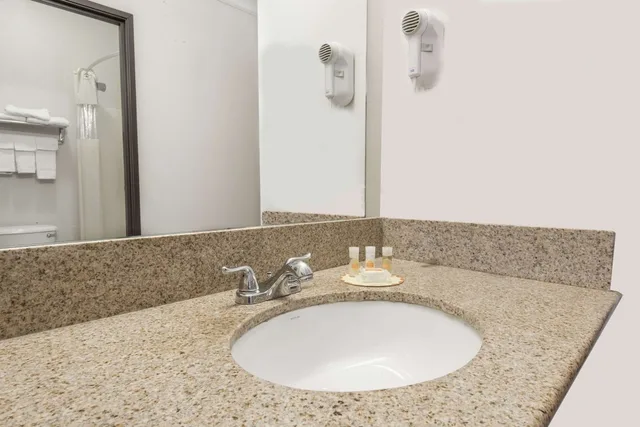 غرفة قياسية بسريرين كوين، Days Inn by Wyndham Kansas City International Airport 4/6