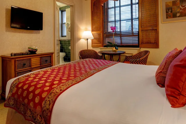 Petite, Queen Bed, Casablanca Hotel 2/3