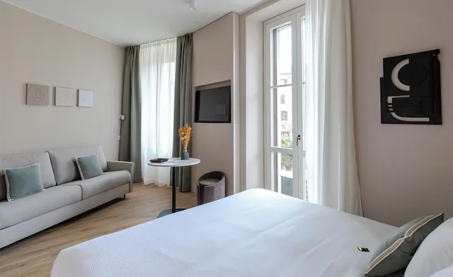 غرفة ديلوكس بسرير كينج بإطلالة على المدينة مع أريكة، Aiello Hotels - Isola Design District 2/5