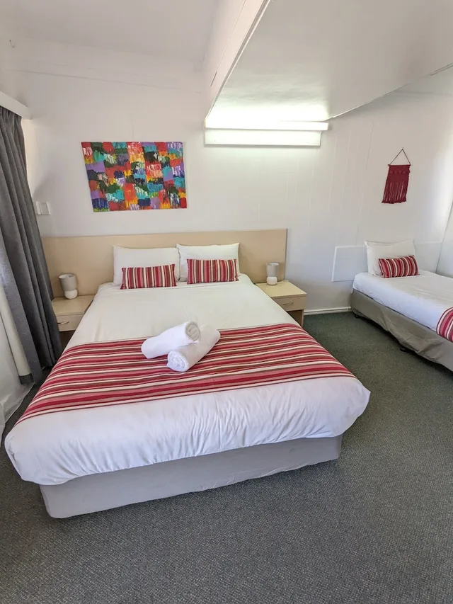 غرفة قياسية بسرير كوين وسرير فردي، KAPUTAR MOTEL - NARRABRI 3/7