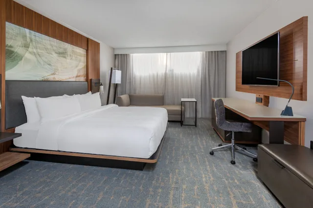 غرفة كلوب بسرير كينج مع أريكة، Marriott Madison West 1/10