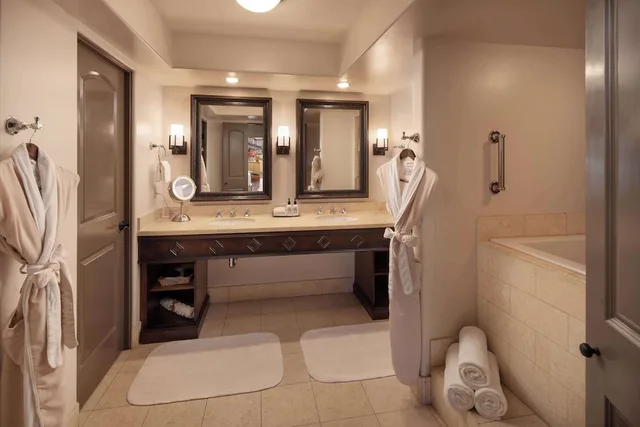 غرفة بسريرين مزدوجين بشرفة، Royal Palms Resort And Spa In the Unbound Collection By Hyatt Formerly Royal Palms Resort And Spa 7/9
