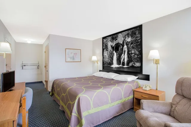 Standard, King Bed, Smoking, Super 8 By Wyndham Christiansburg 2/5