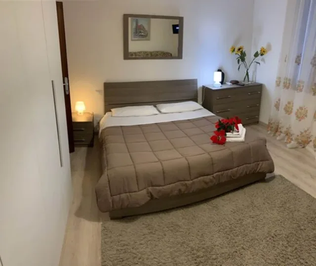 غرفة حصرية ثلاثية بسرير مزدوج وسرير فردي بحمام خاص، Harry's Guest House 1/8