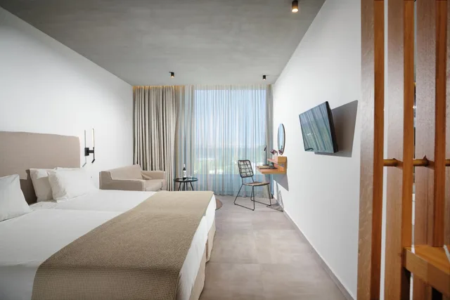 غرفة بسريرين منفصلين بإطلالة على الحديقة، Caravia Beach 1/5