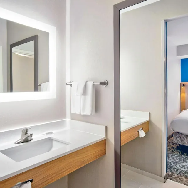جناح بسريرين كوين مع سرير سحّاب إضافي مع أريكة لذوي الإعاقة، Springhill Suites By Marriott Erie 4/6