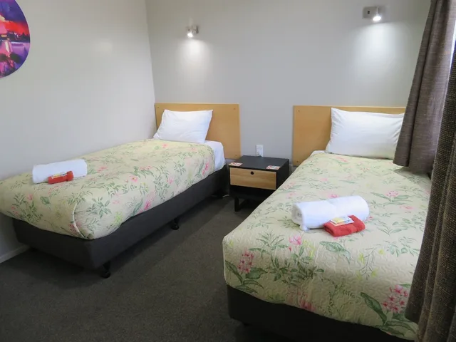 2 Bedrooms, Apartment, 1 Double and 4 Single Beds، Commodore Court Motel 1/7