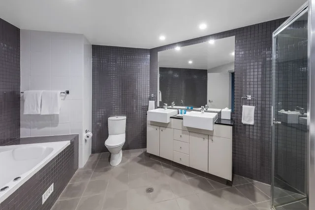 3 Bedrooms, Park, Suite, 3 King Beds، Meriton Suites Waterloo 5/6