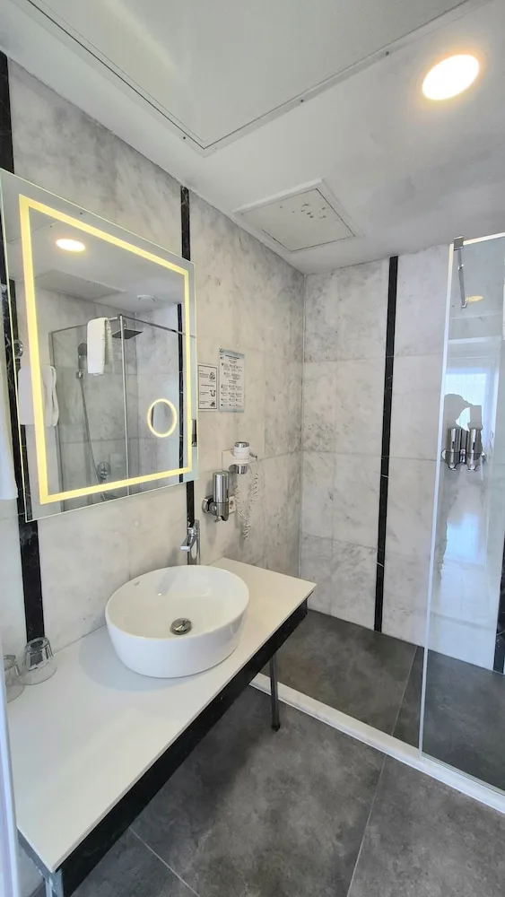 جناح جونيور بسرير كوين مع أريكة، Azade Suites Special Class 5/6