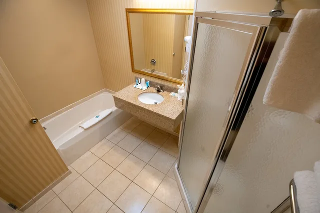 غرفة غراند بسريرين مزدوجين بإطلالة على البحيرة، Fort William Henry Hotel and Conference Center 8/8
