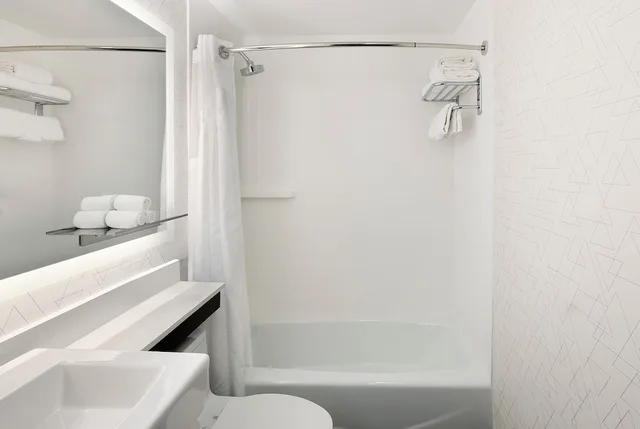 غرفة قياسية بسرير كينج بحوض جاكوزي في طابق مرتفع، Holiday Inn Express - New York City Chelsea 8/10