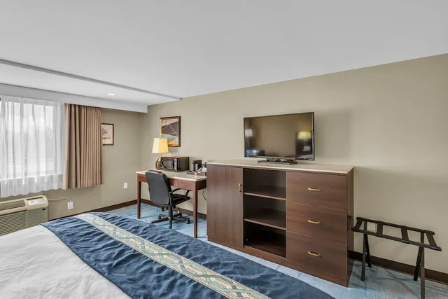 غرفة بسرير كينج، Baymont by Wyndham Kansas City North 3/4