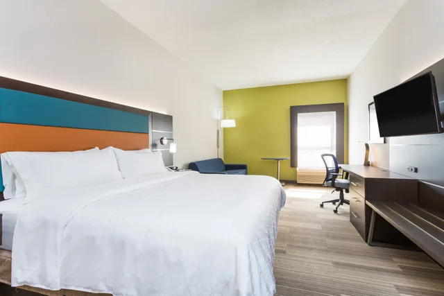 جناح بسرير كينج بحوض جاكوزي، Holiday Inn Express Plymouth 1/1