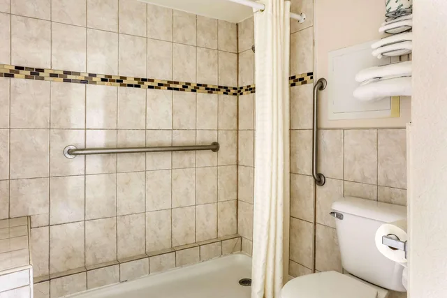 غرفة بسرير كوين، Econo Lodge Shorewood 2/2