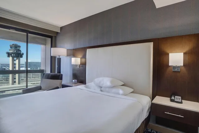 جناح جونيور بسرير كينج مع أريكة، Hyatt Regency DFW International Airport 3/6