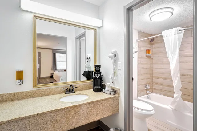 غرفة قياسية بسرير كينج مع أريكة، The Guest Lodge Gainesville 5/7