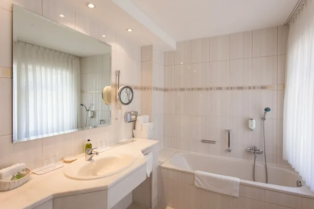 غرفة ديلوكس رباعية بسرير كينج وسرير كوين، Romantik Hotel Markusturm 8/10
