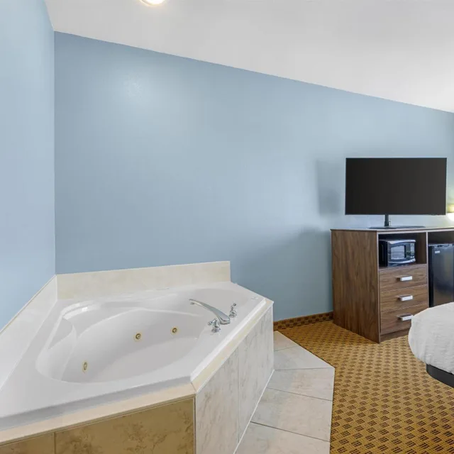 غرفة بسرير كينج بجاكوزي، Best Western South Plains Inn & Suites 8/9